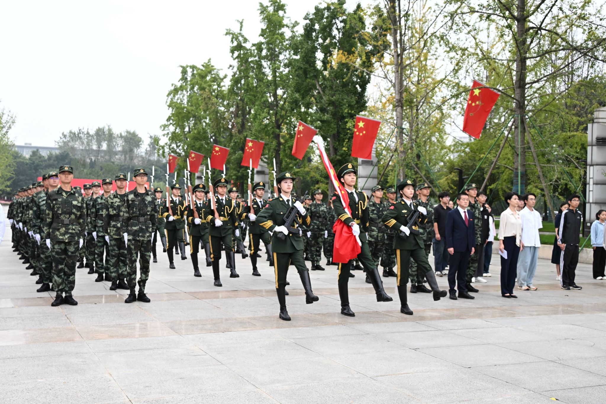 学校举行庆祝中华人民共和国成立76周年升国旗仪式