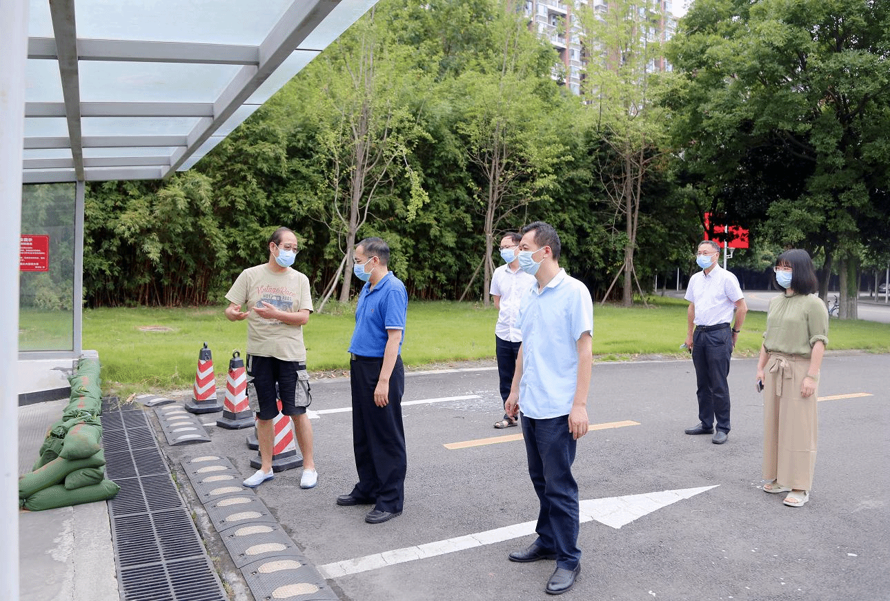 校领导检查暑期后勤各项保障服务工作并慰问在岗员工