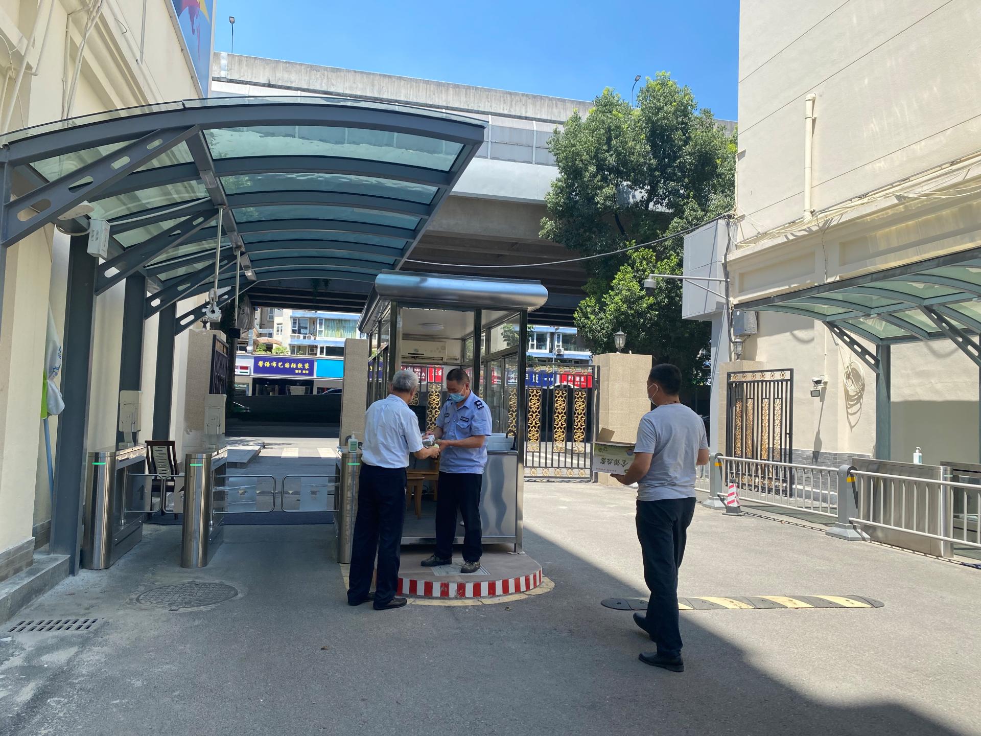 校领导慰问高温天气坚守岗位的一线校卫队员